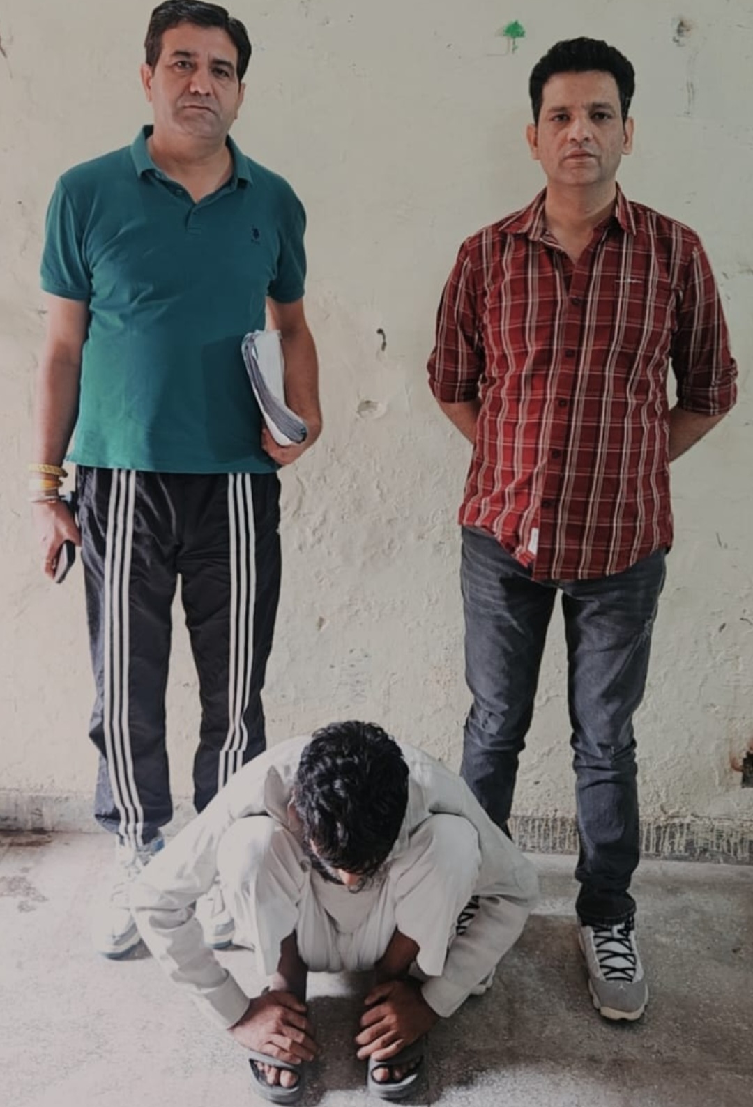 Anti-Narcotics Cell personnel with accused in 45-gram heroin case in Yamunanagar